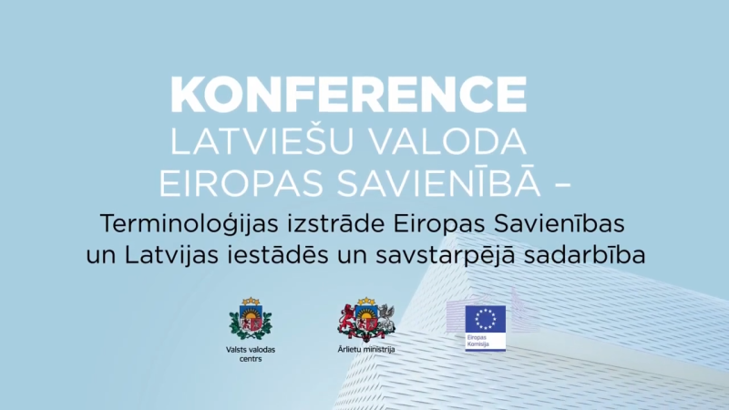 Konferences afiša ar uzrakstu 'Latviešu valoda Eiropas Savienībā – terminoloģijas izstrāde Eiropas Savienības un Latvijas iestādēs un savstarpējā sadarbība'. Apakšā redzami Valsts valodas centra, Ārlietu ministrijas un Eiropas Komisijas logotipi. Fons gaiši zilā tonī ar stilizētu ēkas grafiku.