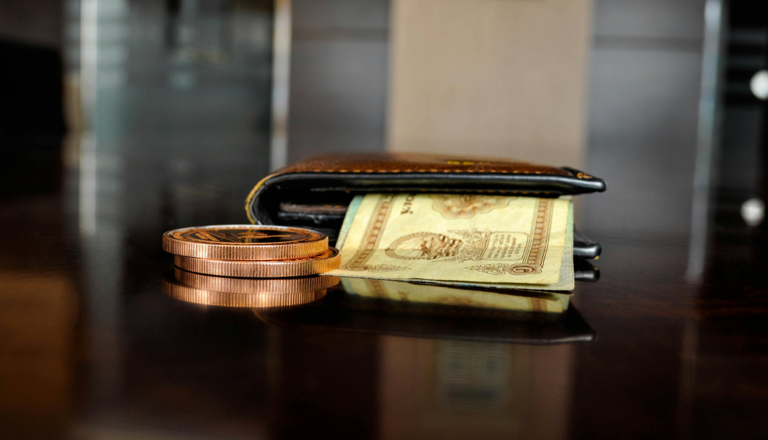 Fotoattēls ar maku, monētām un banknotēm