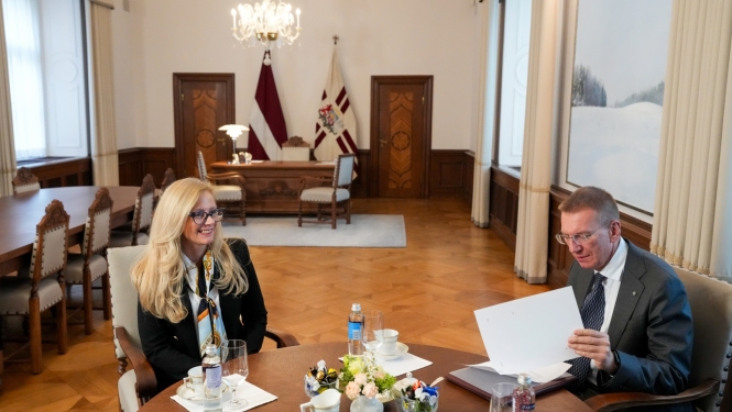 Attēlā redzma Valsts prezidenta Edgara Rinkēviča tikšanās ar Valsts valodas centra direktori Inesi Muhku