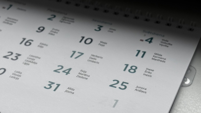 2025. gada augusta papīra kalendāra lapa ar redzamiem datumiem un vārda dienām. Piemēram, 11. augustā – Milda, Karmena, Manfreds; 18. augustā – Inese, Ēriks, Inesis; 25. augustā – Junora, Anšlavs; 31. augustā – Alīda, Jūsma. Kalendārā norādītas arī mēness fāzes.