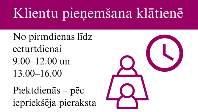 Plakāts ar klientu pieņemšanas laikiem klātienē: no pirmdienas līdz ceturtdienai 9.00–12.00 un 13.00–16.00; piektdienās – pēc iepriekšēja pieraksta. Attēloti arī ikonu simboli – pulkstenis un divi cilvēki pie galda.