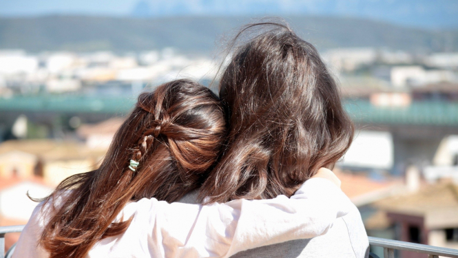 Divi cilvēki apskaujas