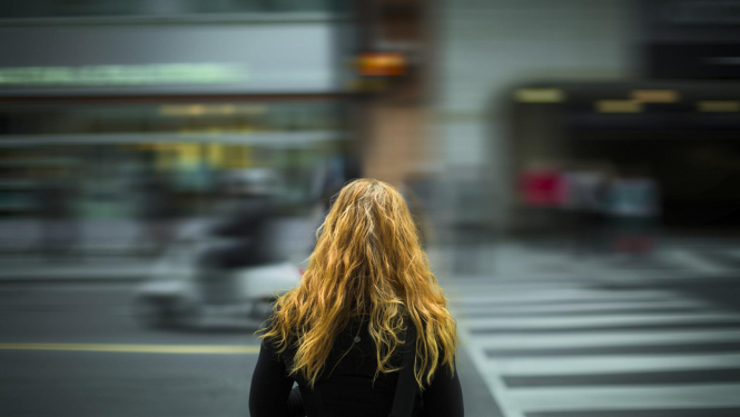 Cilvēks pie gājēju pārejas