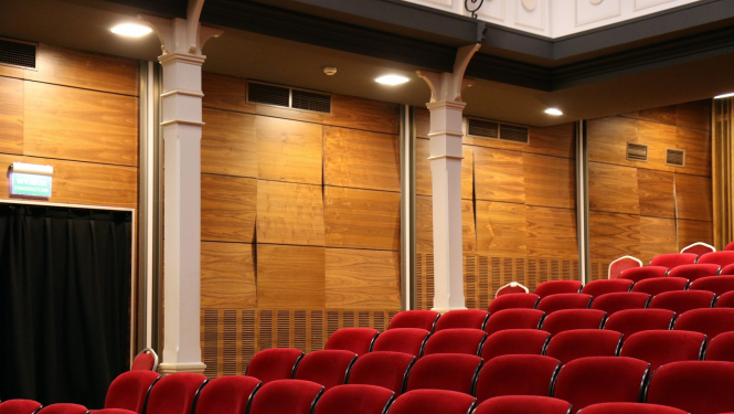 Kinoteātris, skaidrojums par filmu demonstrēšanu.