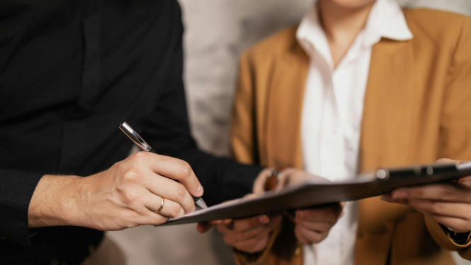 Attēlā tiek parādīta līguma parakstīšana