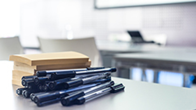 Pildspalvas uz galda