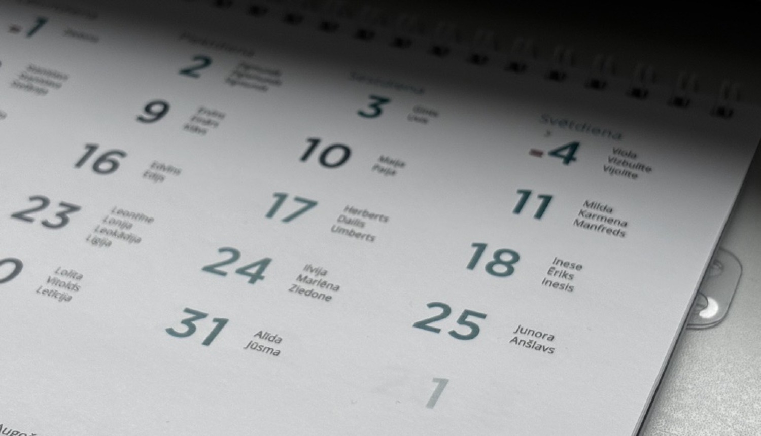2025. gada augusta papīra kalendāra lapa ar redzamiem datumiem un vārda dienām. Piemēram, 11. augustā – Milda, Karmena, Manfreds; 18. augustā – Inese, Ēriks, Inesis; 25. augustā – Junora, Anšlavs; 31. augustā – Alīda, Jūsma. Kalendārā norādītas arī mēness fāzes.