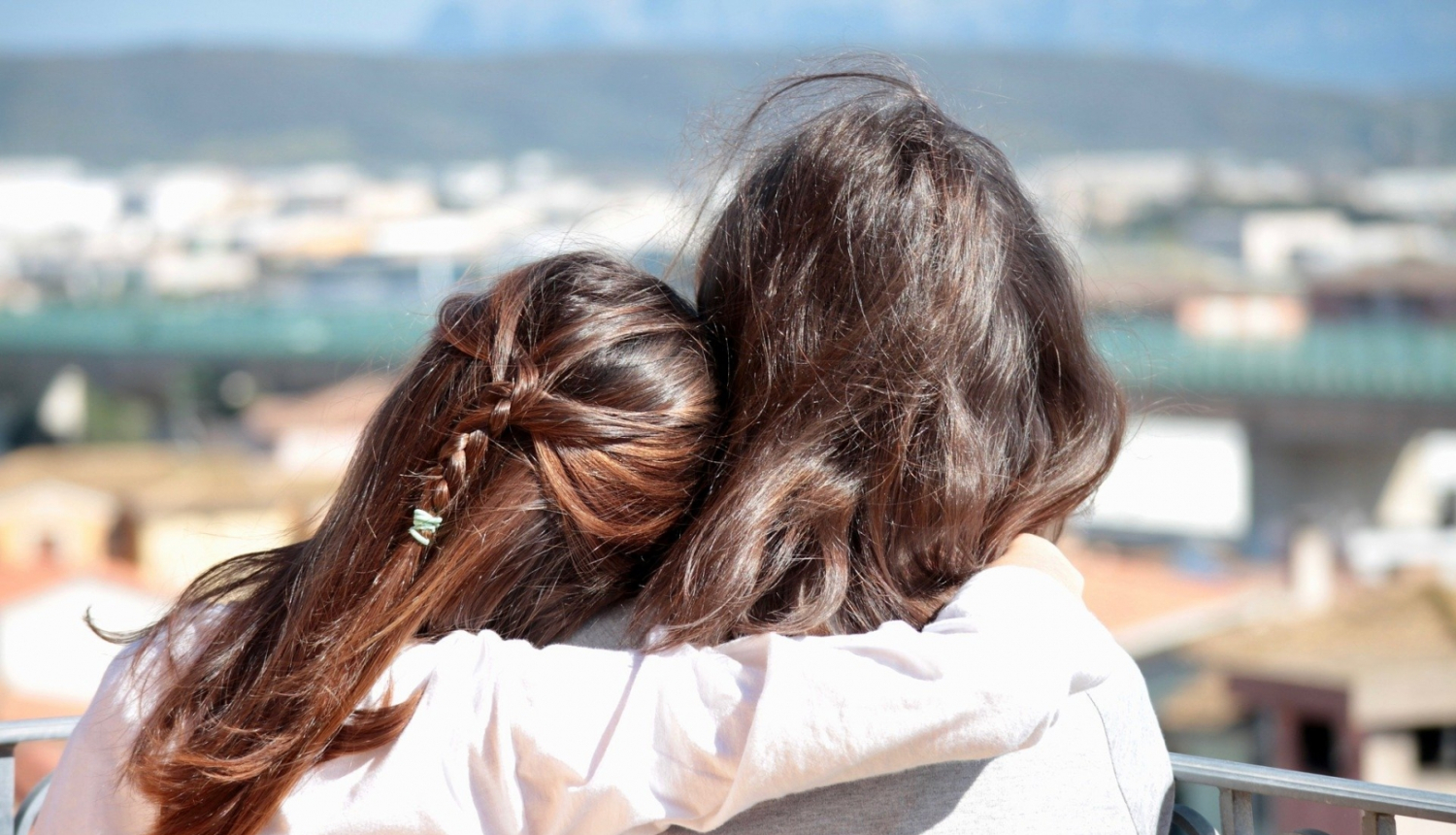 Divi cilvēki apskaujas