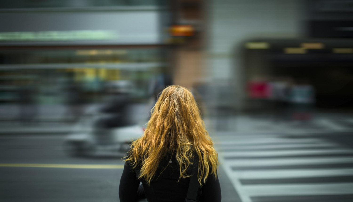 Cilvēks pie gājēju pārejas