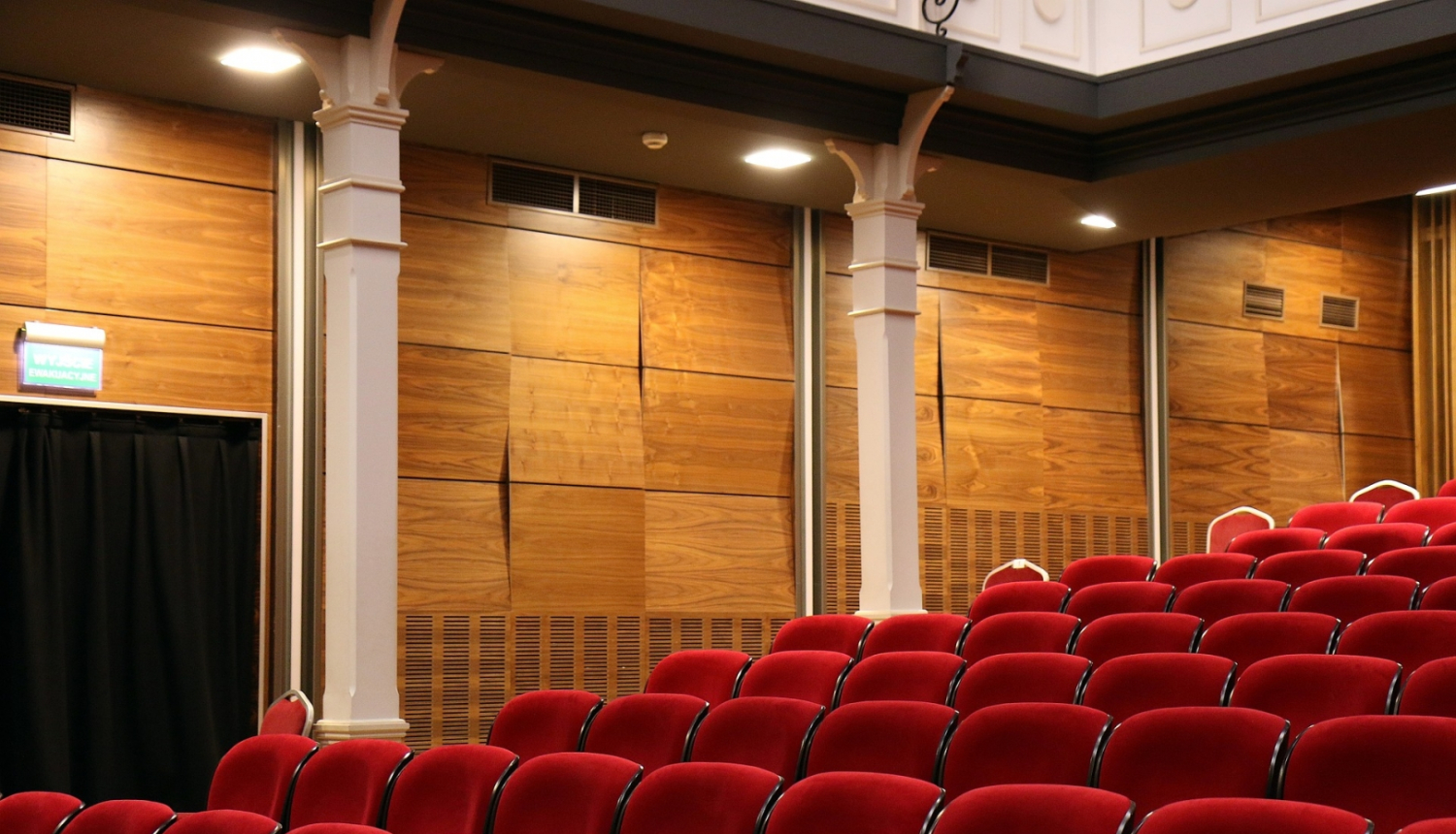 Kinoteātris, skaidrojums par filmu demonstrēšanu.