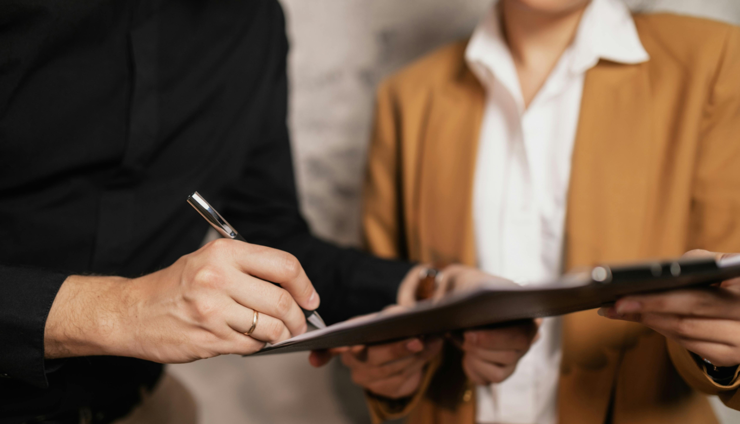 Attēlā tiek parādīta līguma parakstīšana